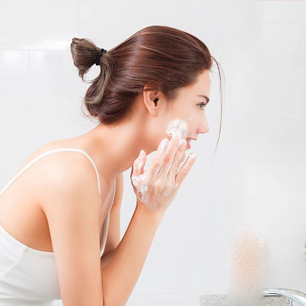 Rửa mặt đủ 2 lần mỗi ngày với Transino Clear Wash giúp da bạn sạch thoáng và phòng ngừa thâm nám