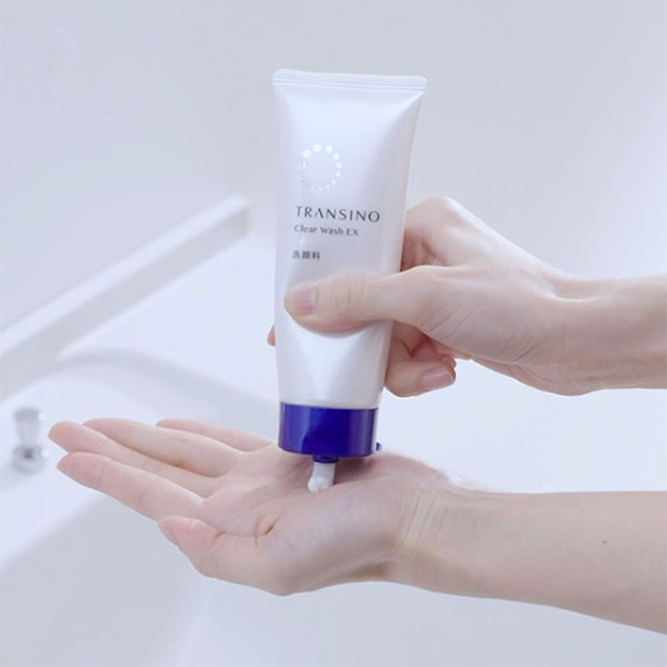 Sữa rửa mặt Transino Clear Wash EX giàu dưỡng chất giúp làm sạch da và bảo vệ da khỏi nám, tàn nhang